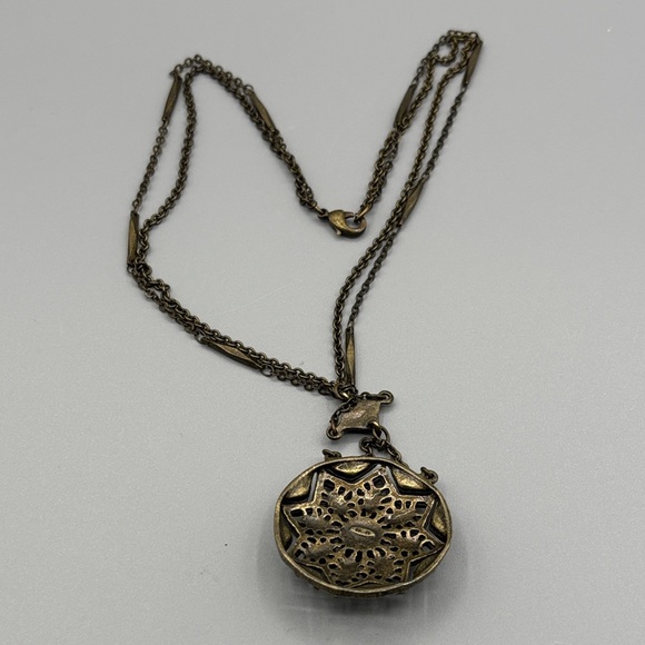 Vintage Avon Medallion Pendant Necklace JP429 - Picture 7 of 11